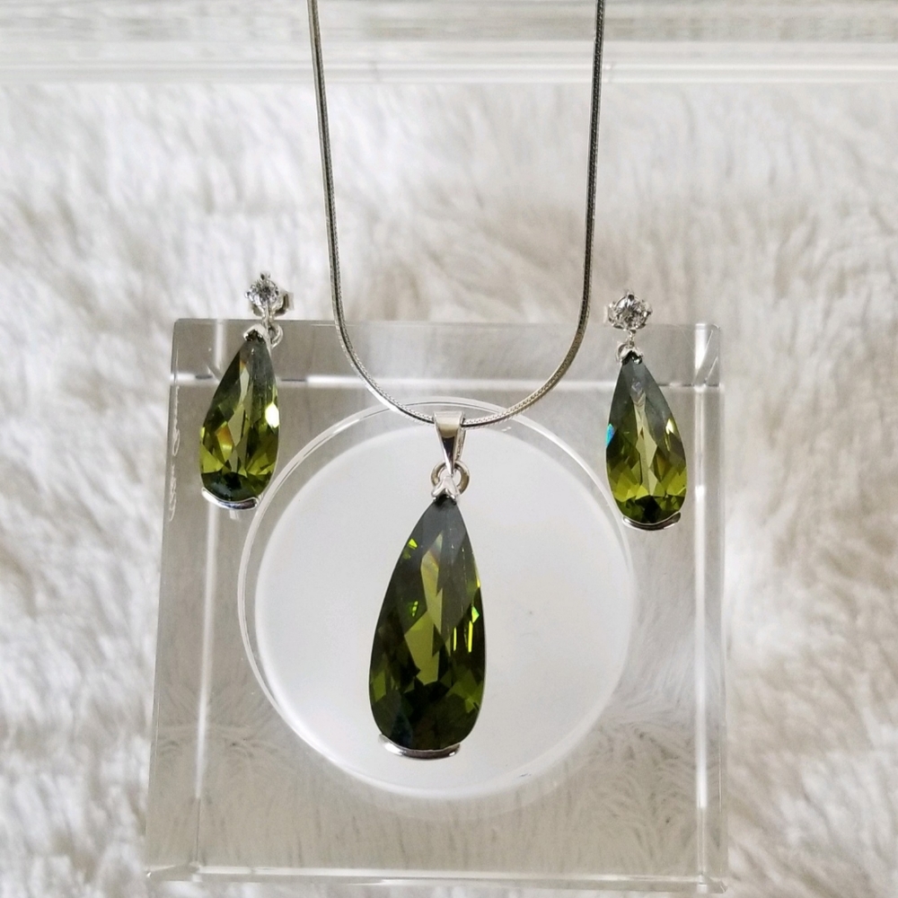 SS TEARDROP NECKLACE AND EARRING SET